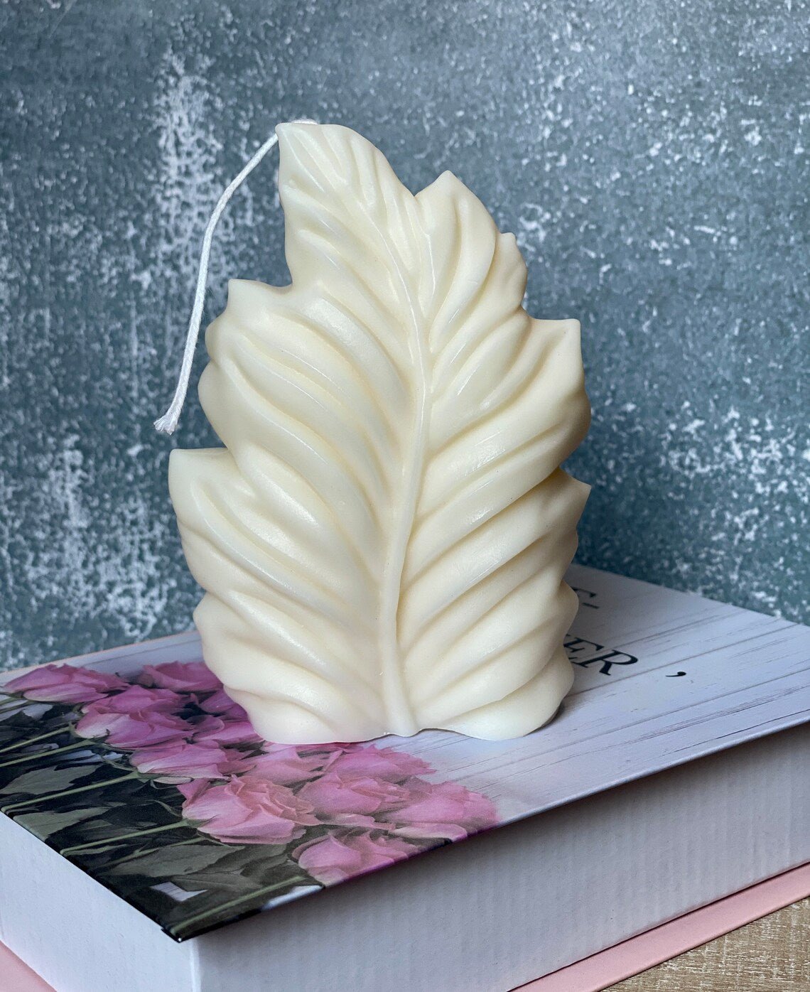 Minimalist Feather Design Soy Wax Sculpture Candle - 14 FRAGRENCES -