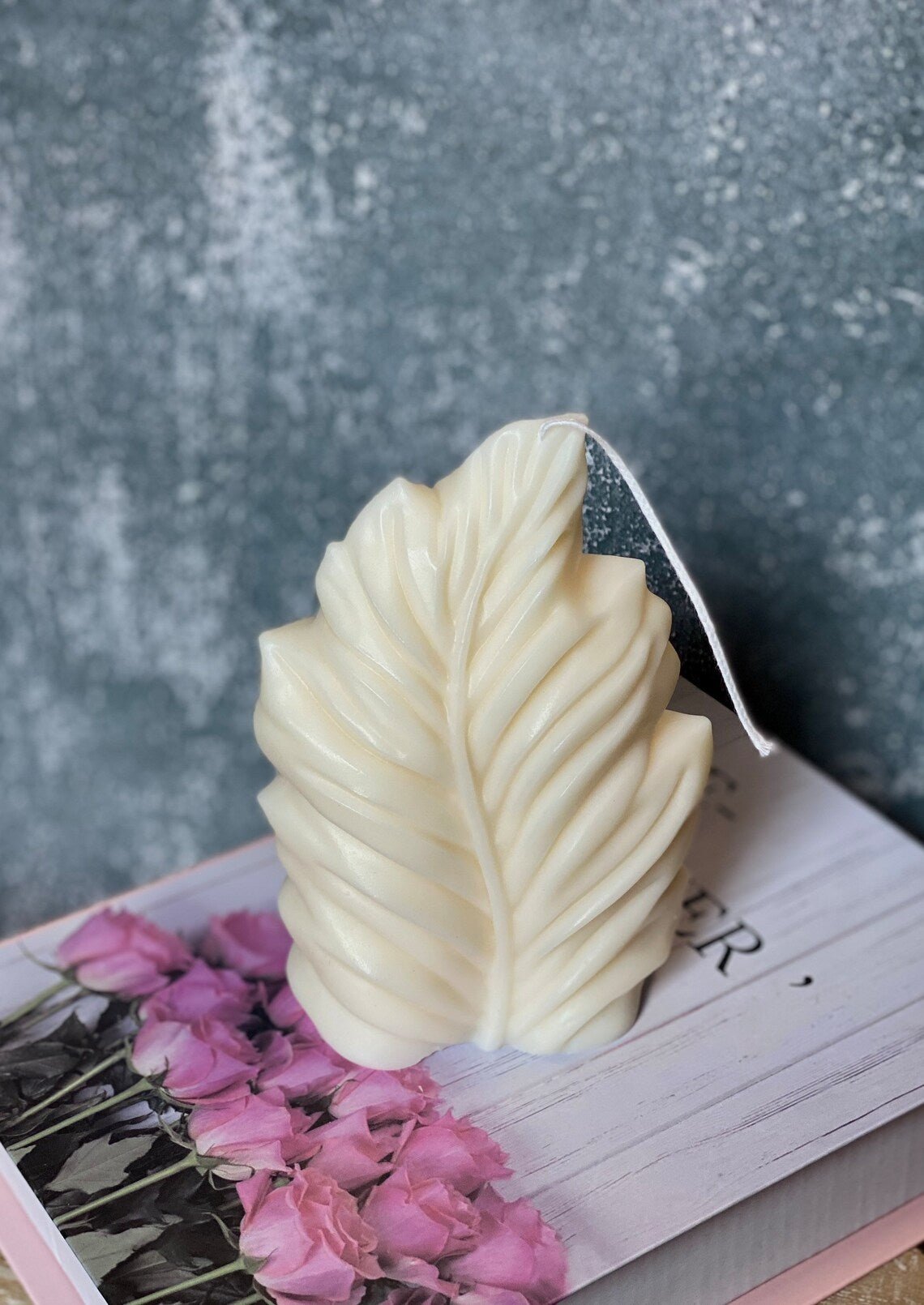 Minimalist Feather Design Soy Wax Sculpture Candle - 14 FRAGRENCES -