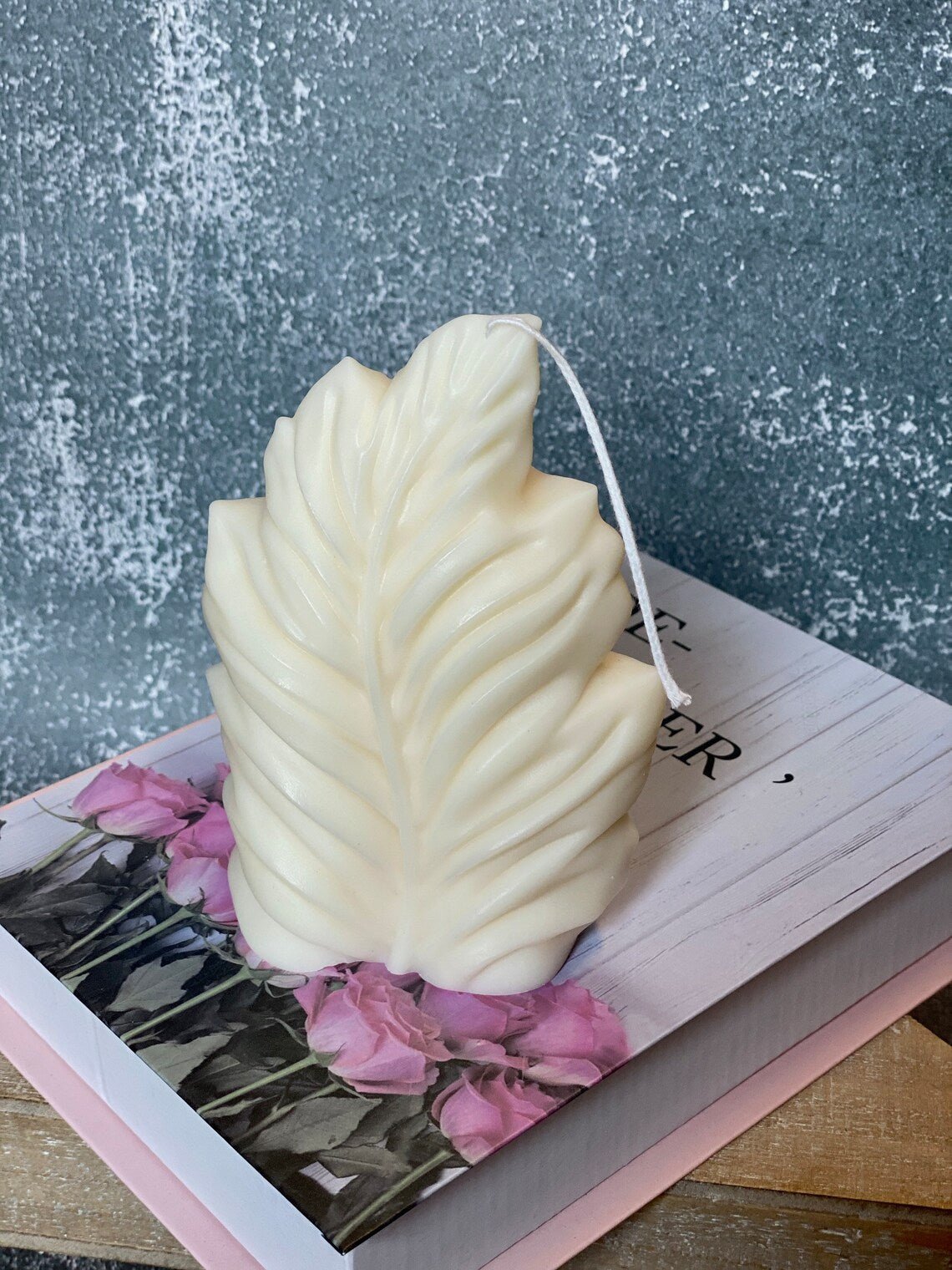 Minimalist Feather Design Soy Wax Sculpture Candle - 14 FRAGRENCES -