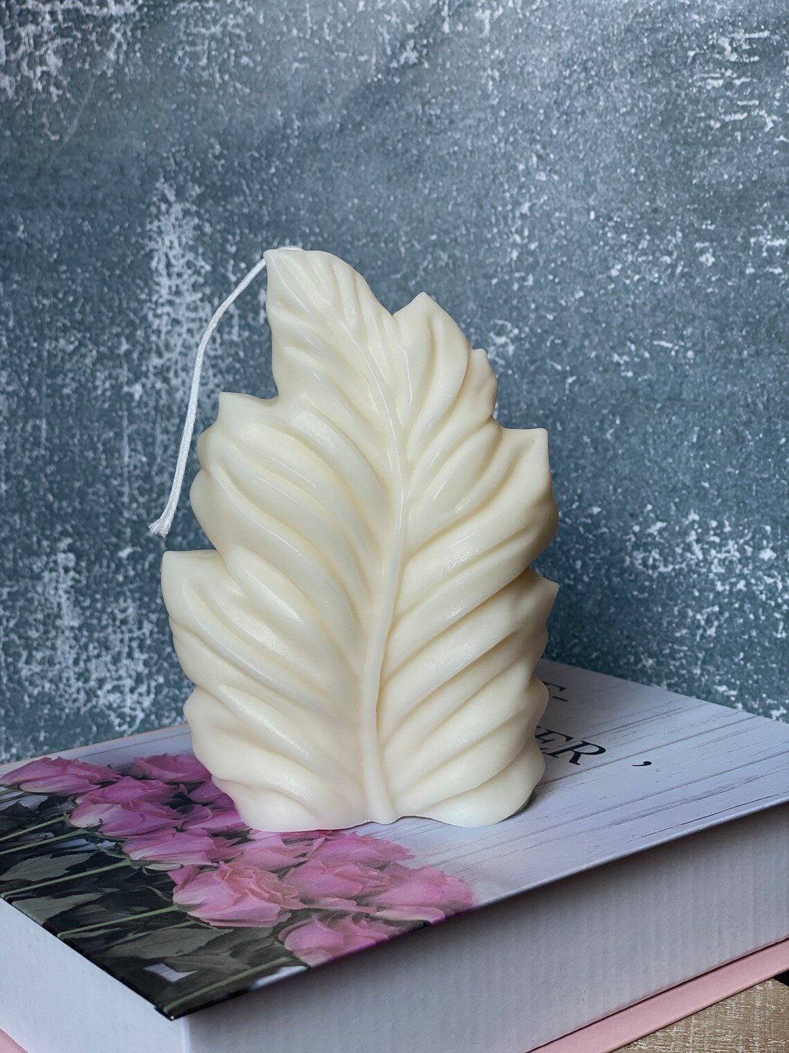 Minimalist Feather Design Soy Wax Sculpture Candle - 14 FRAGRENCES -