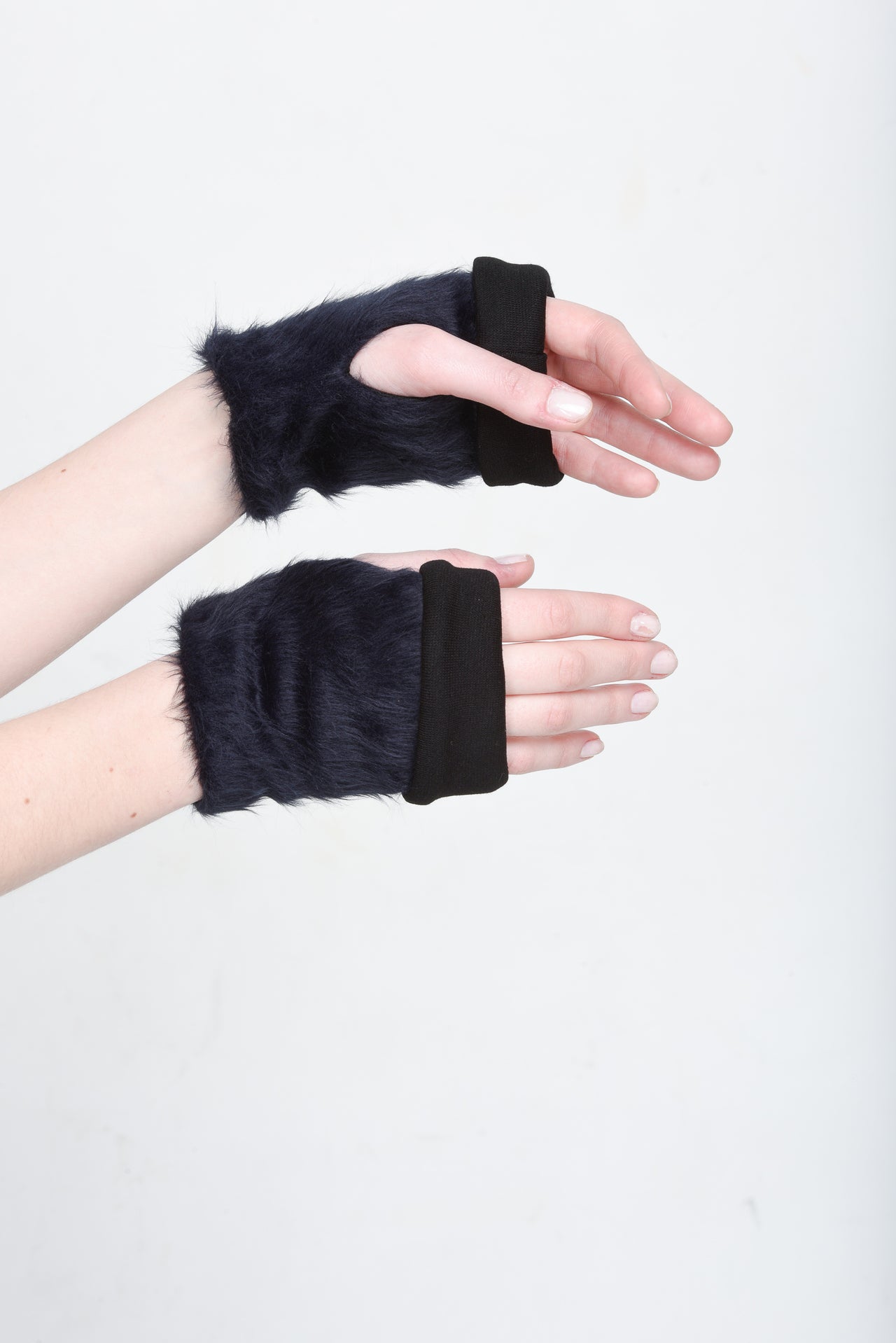 EON Paris - Folded Mittens - 1 COLOR -