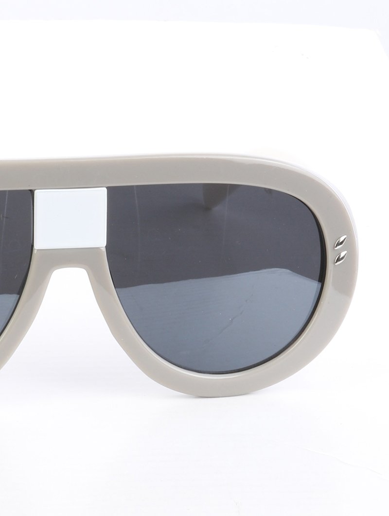 Curved & Chic Aviator Gray Sunglasses - 1 COLOR