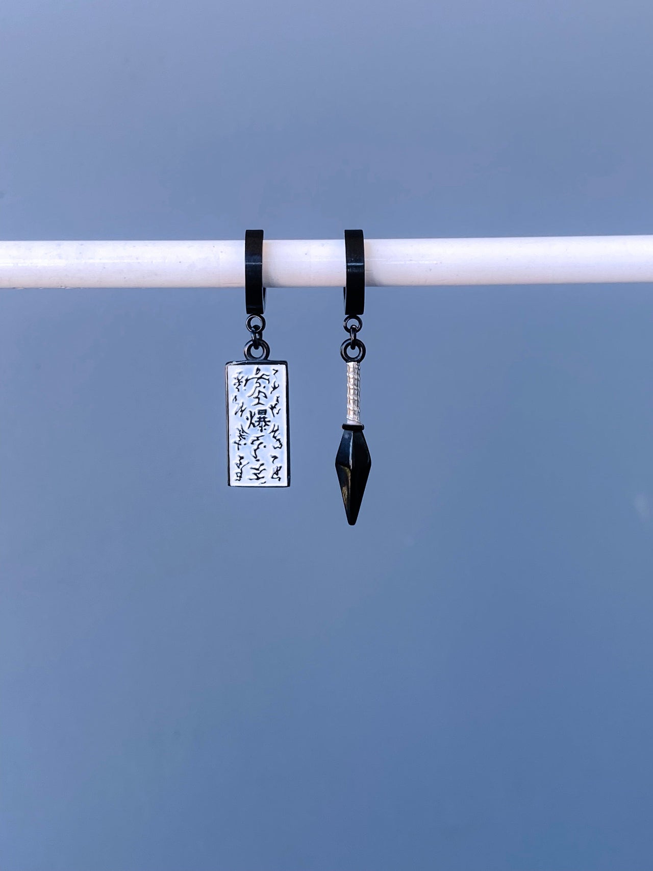 Mister - Naruto™ Paper Bomb Kunai Earrings -