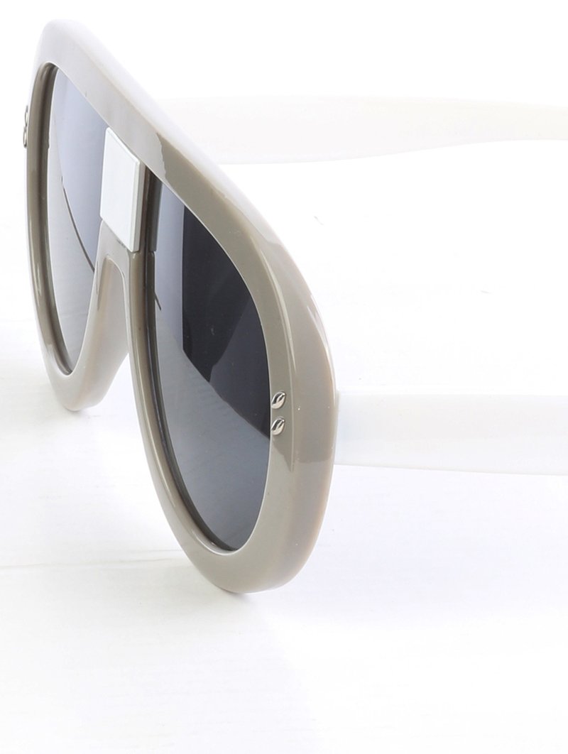 Curved & Chic Aviator Gray Sunglasses - 1 COLOR