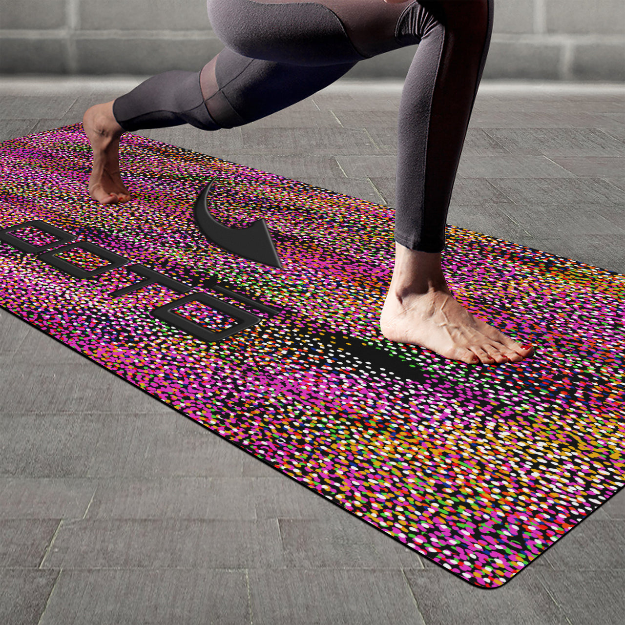 OOTO - Yoga Mat - Dash en black over dotted field